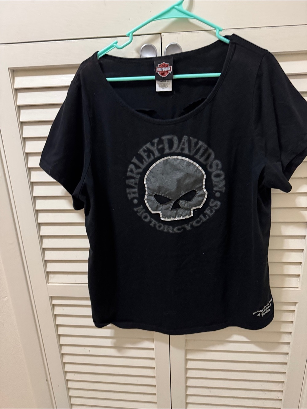 Harley-Davidson Womens’s Black Tee with Gray Skull Emblem